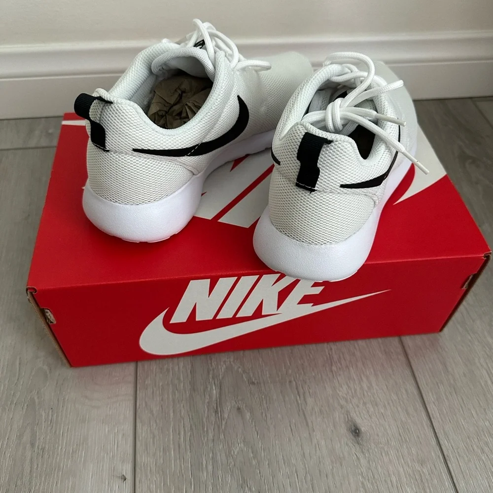 Nike Roshe One White and Black Box - Picture 4 of 6